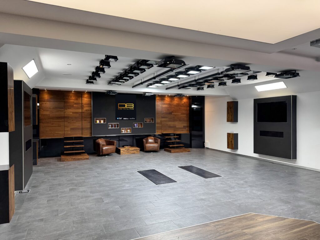 Traitement céramique professionnel sur carrosserie noire dans notre centre detailing Neuchâtel